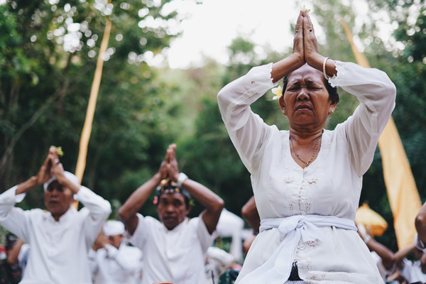 hindu-bali-worshippers-in-the-temple