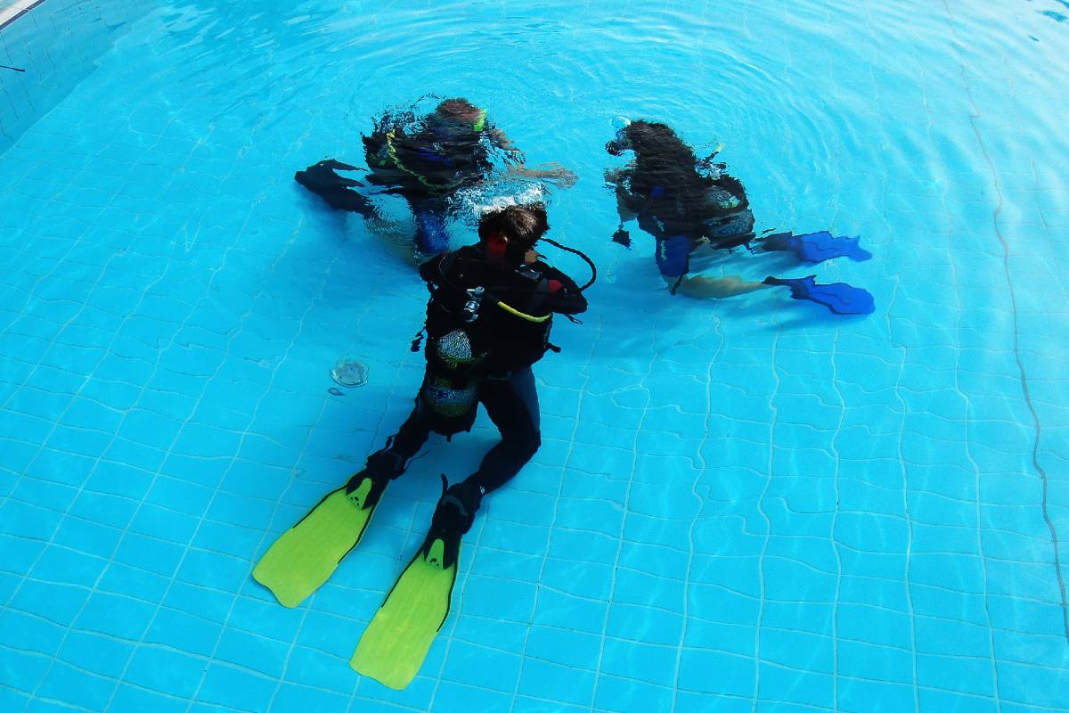 scuba diving padi course in pool