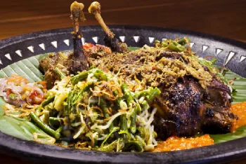 bebek betutu balinese food